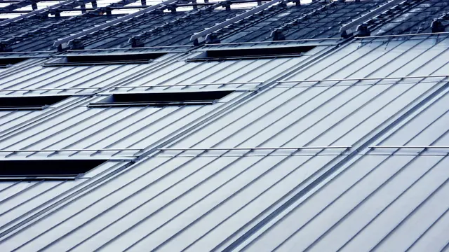 Blechdach mit mehreren eingebauten Fensterelementen in Metallic-Optik